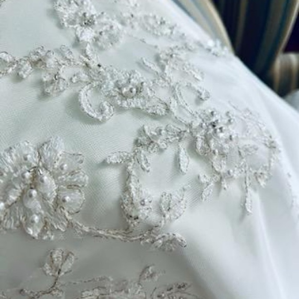Alfred Angelo 1142 - Nearly Newlywed
Size 6
Like new, freshly dry cleaned - Picture 4 of 11